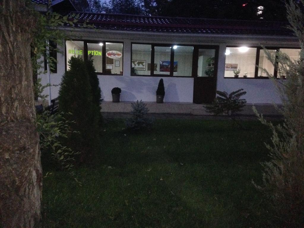 Fiveseasons Hostel Almaty Exterior photo