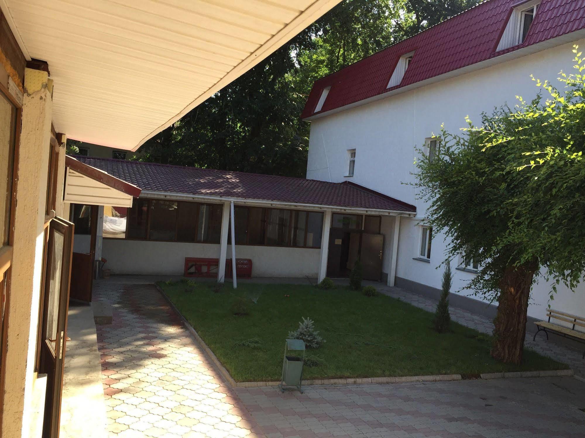 Fiveseasons Hostel Almaty Exterior photo