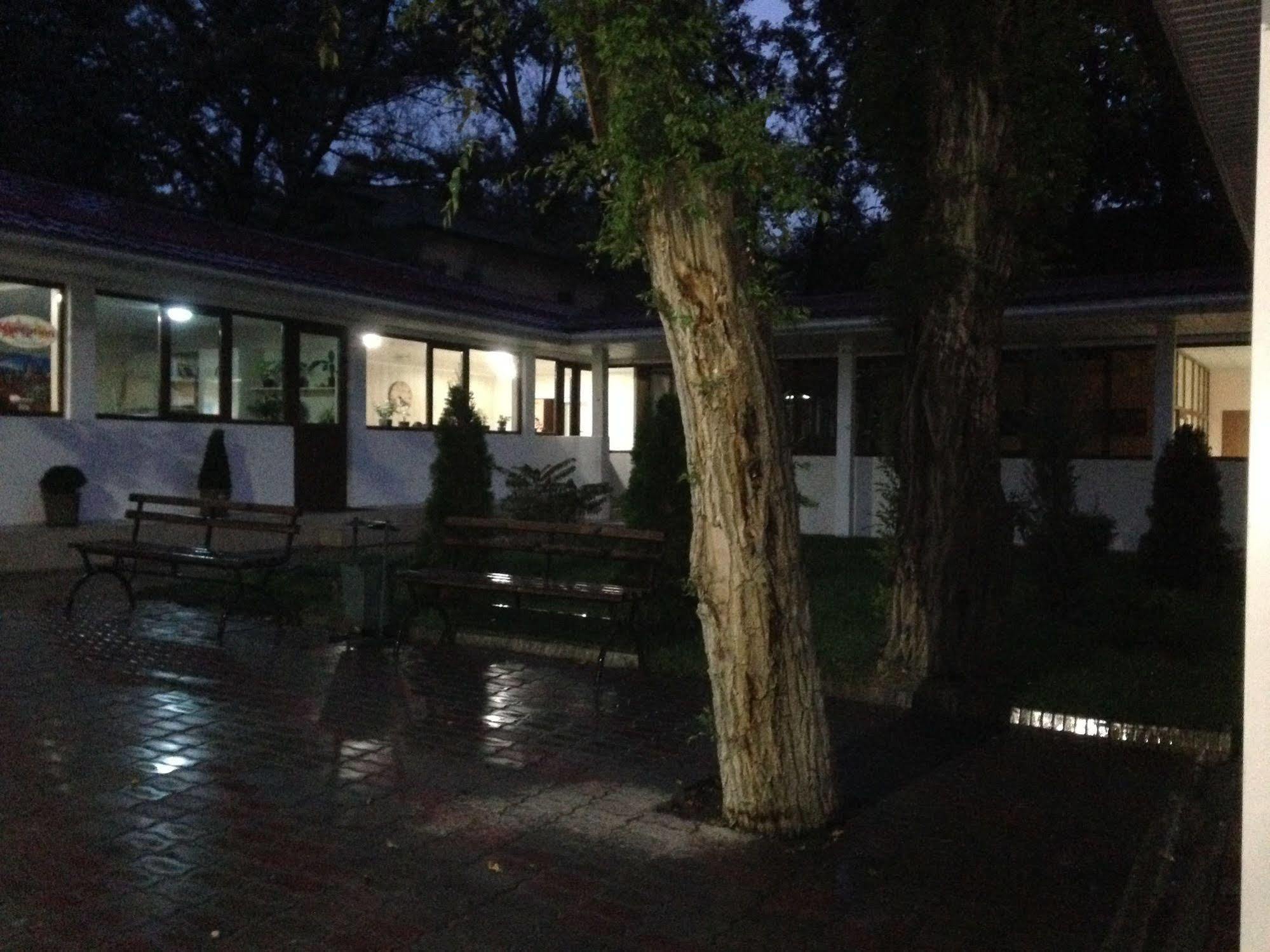 Fiveseasons Hostel Almaty Exterior photo